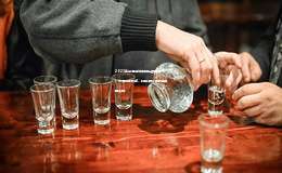 2025年白酒经销商倒挂原因解析：市场供需失衡、价格波动及渠道调整影响